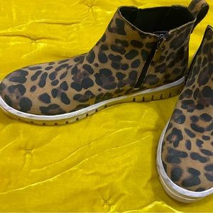 Blondo waterproof booties - cheetah Size 8